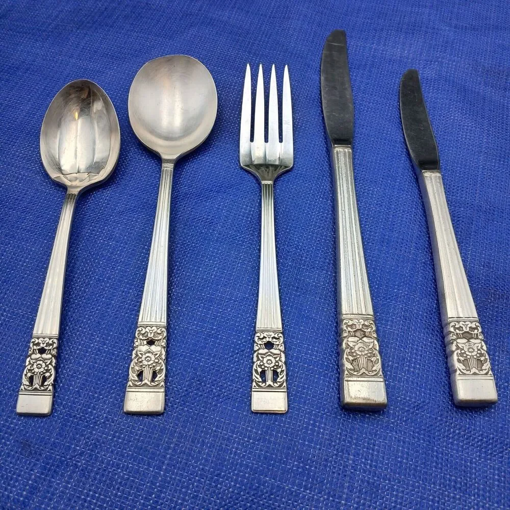 Oneida Community Coronation 1936 Lot 5 Knives, Spoon, Fork Antique Silverplate